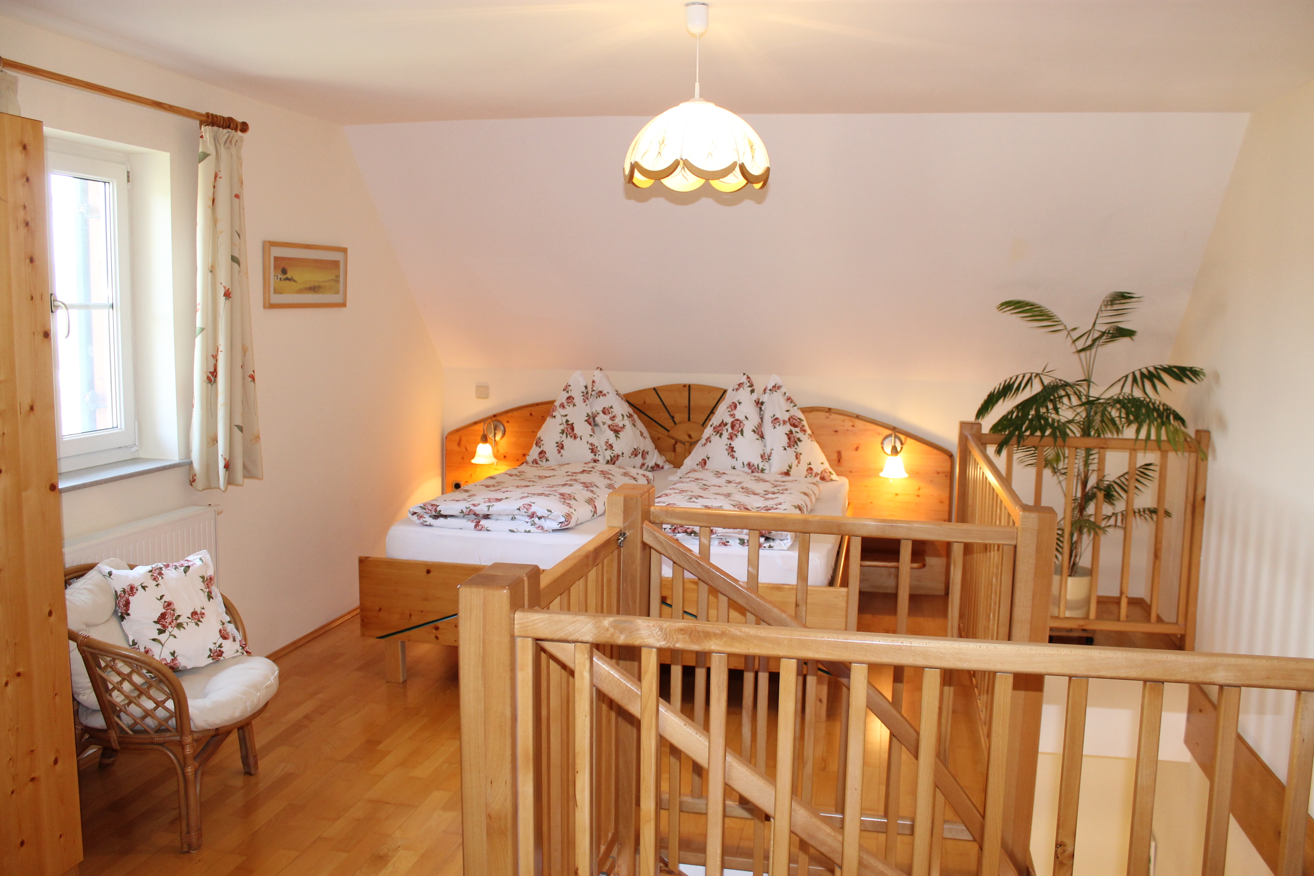 Ferien Bauernhof: Schlafzimmer mit Galerie für ein besonderes Schlaferlebnis - Landhaus Bender  - Camera