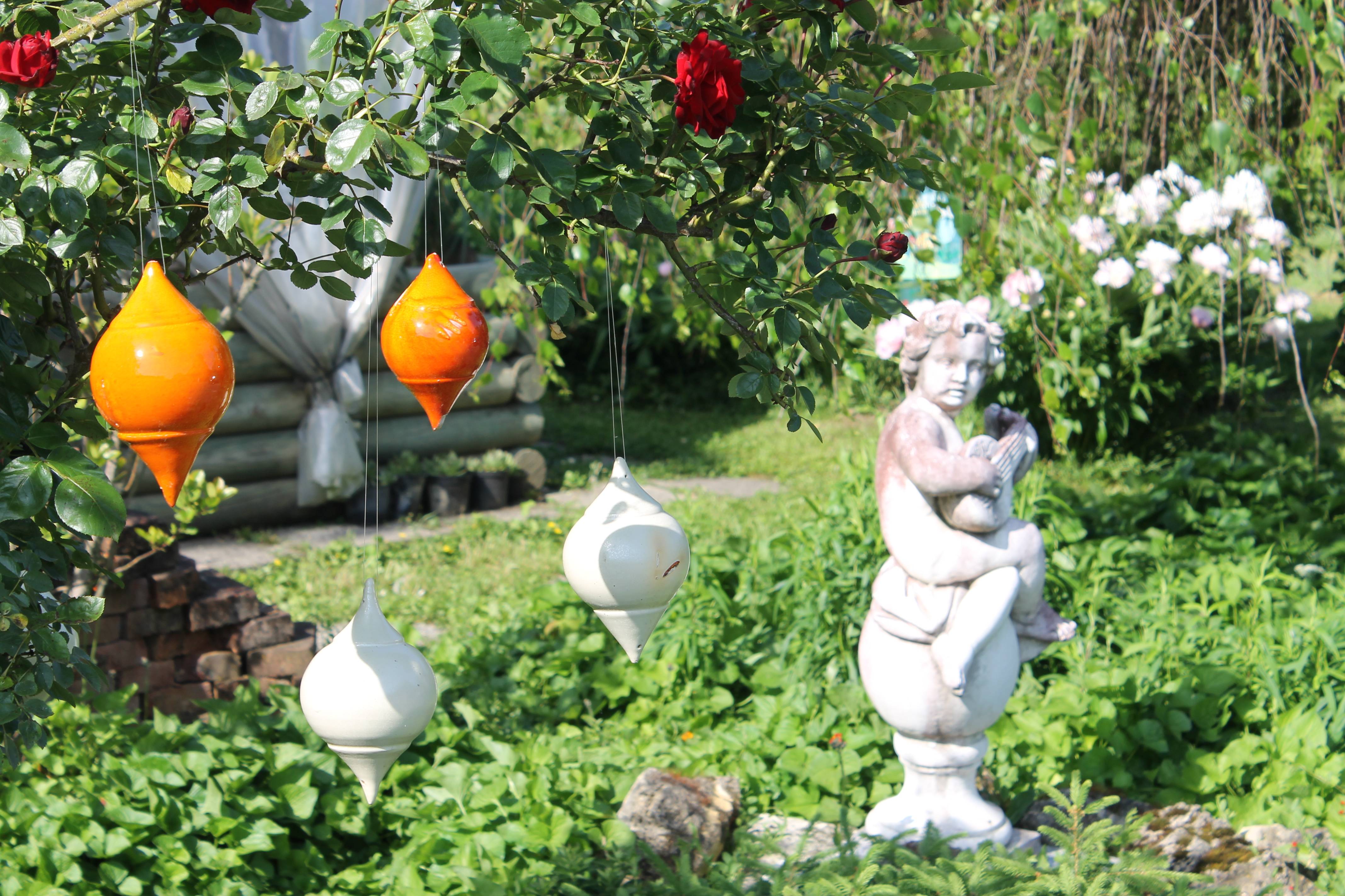 Ferien Bauernhof: Geschmackvolle Gartengestaltung Statue mit Keramik - Landhaus Bender  - Area esterna