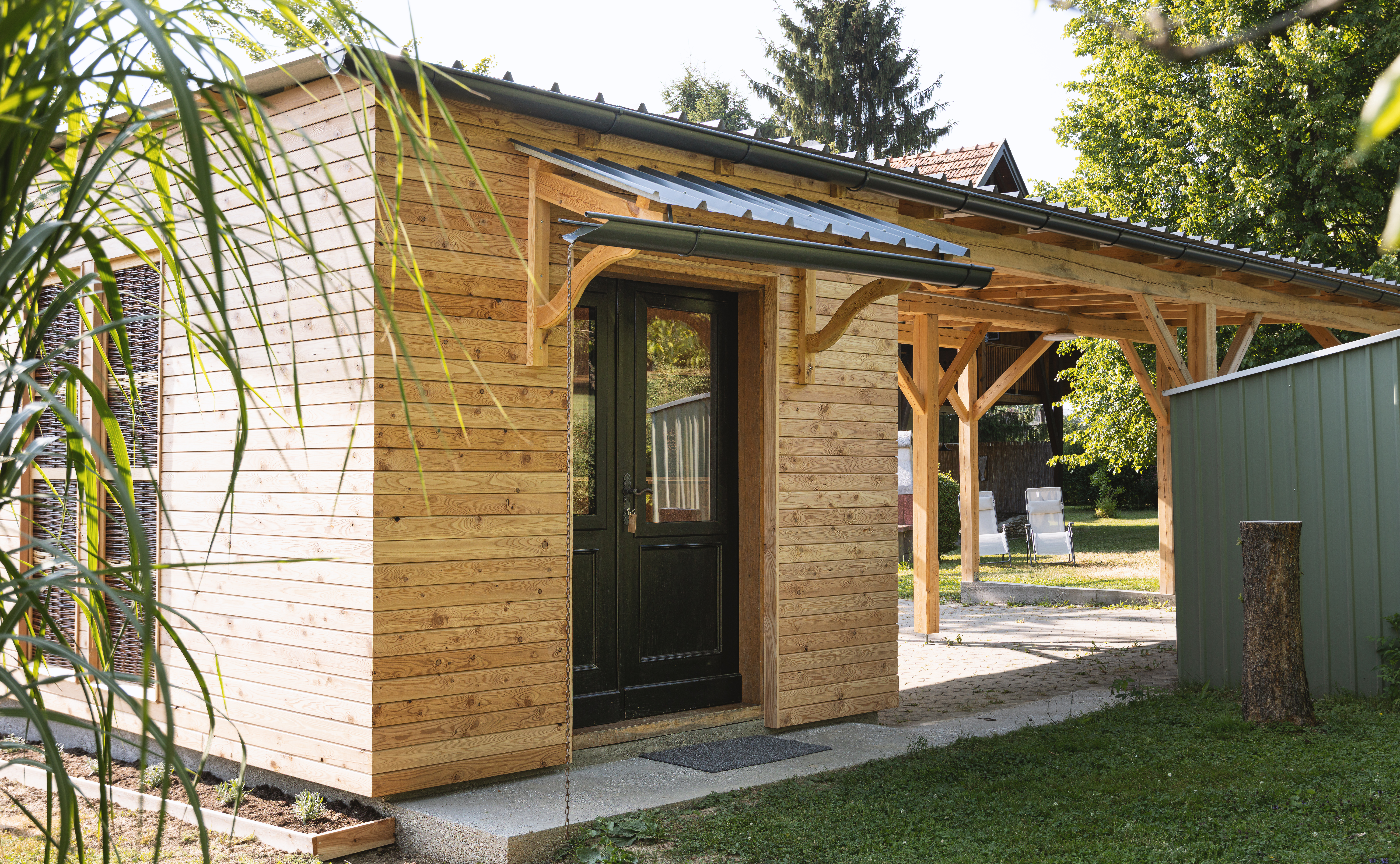 Ferien Bauernhof: Carport und Radgarage mit Ladestation für E-Bikes. - Landhaus Bender  - Area esterna