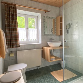 Ferien Bauernhof: Jedes Badezimmer verfügt über Dusche, Waschtisch, Toilette, Haarföhn, Ablageflächen und Fenster. - Landhaus Bender 