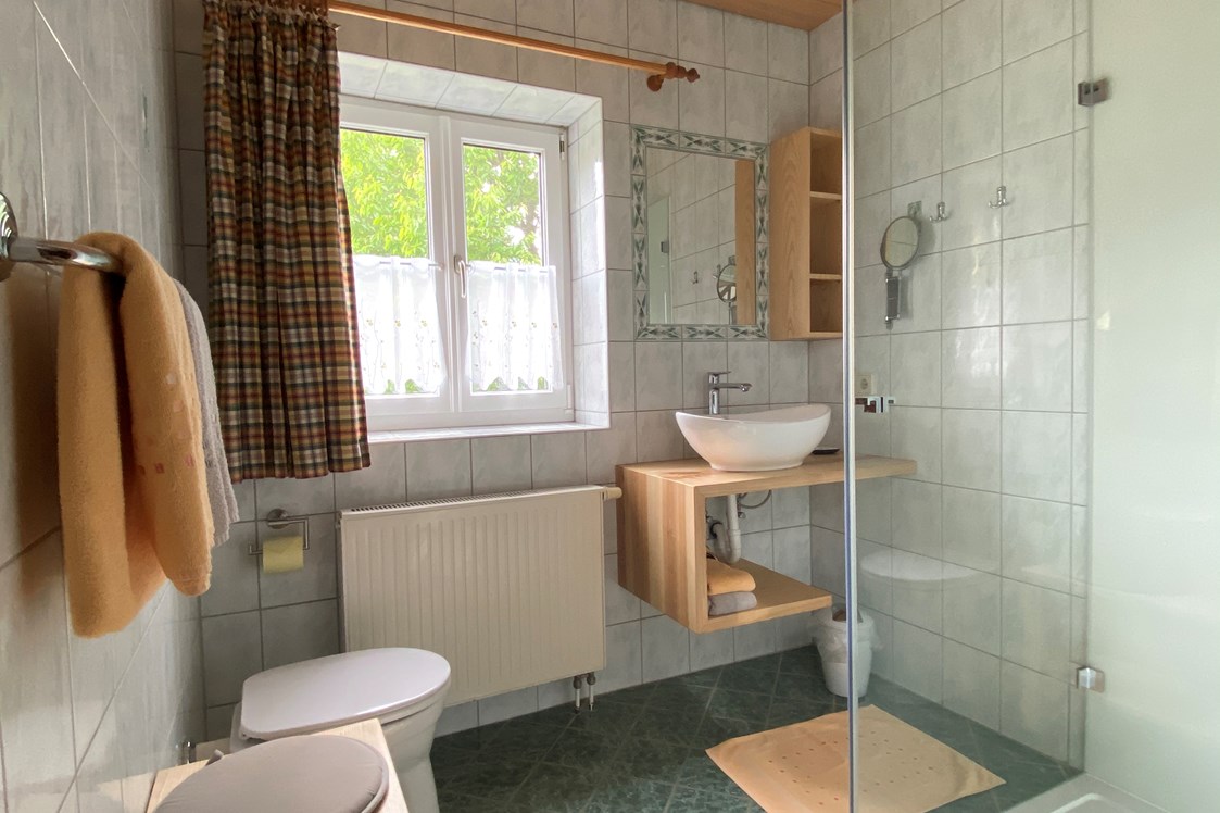 Ferien Bauernhof: Jedes Badezimmer verfügt über Dusche, Waschtisch, Toilette, Haarföhn, Ablageflächen und Fenster. - Landhaus Bender 