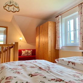 Ferien Bauernhof: Schlafzimmer mit Verbindungstür in das zweite Schlafzimmer mit 2 vollwertigen Betten. - Landhaus Bender 