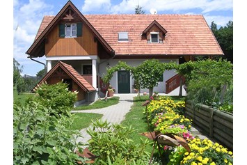 Ferien Bauernhof: Bezauberndes Ferienhaus in traumhaft schöner Ruhelage in der sonnigen Steiermark. Hier findet ihr wunderschöne Ferienwohnungen, um zur Ruhe zukommen und eure freie Zeit mit Partner oder Familie zu genießen! Alle Ferienwohnungen in unserem Ferienhaus sind voll ausgestattet und haben Zugang zu Terrasse oder Balkon.  - Landhaus Bender 