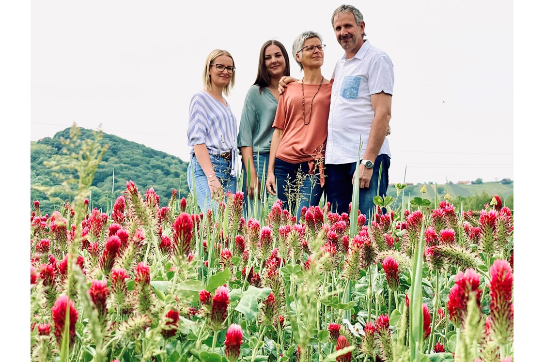 Ferien Bauernhof: Hinter dem Landhaus Bender steht unsere Familie, die es sich zur Aufgabe gemacht hat, euch einen unvergesslichen Urlaub in der Steiermark zu ermöglichen! - Landhaus Bender 
