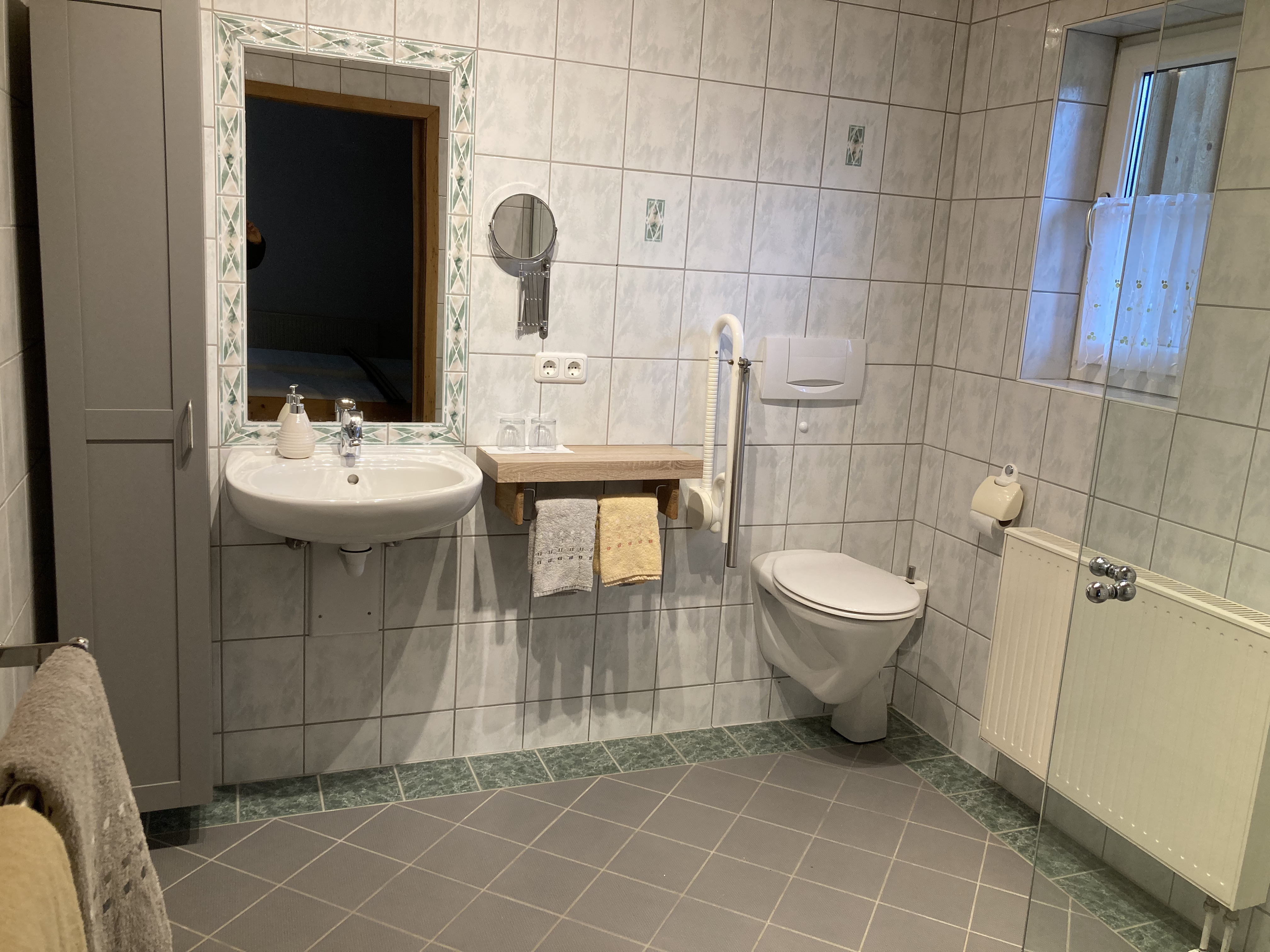 Ferien Bauernhof: barrierefreies Badezimmer - Landhaus Bender  - Camera