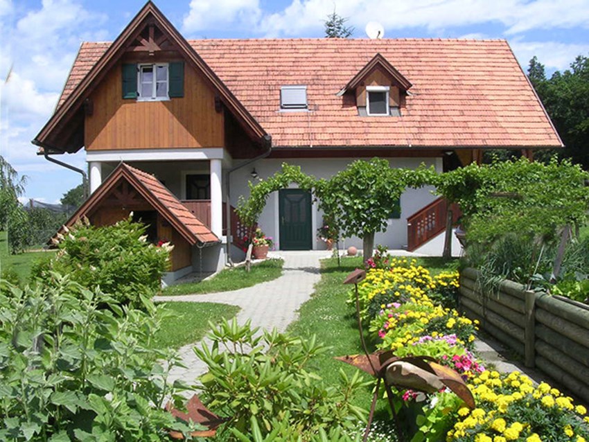Ferien Bauernhof: In unserem ruhig gelegenen Ferienhaus in der Steiermark findet ihr wunderschöne Ferienwohnungen, um zur Ruhe zukommen und eure freie Zeit mit Partner oder Familie zu genießen! Alle Ferienwohnungen in unserem Ferienhaus sind voll ausgestattet und haben Zugang zu Terrasse oder Balkon.  - Landhaus Bender Bio Bauernhof