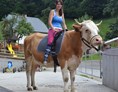 Ferien Bauernhof: Kuh reiten - Baby&Kinder Bio Bauernhof Hotel Matlschweiger 