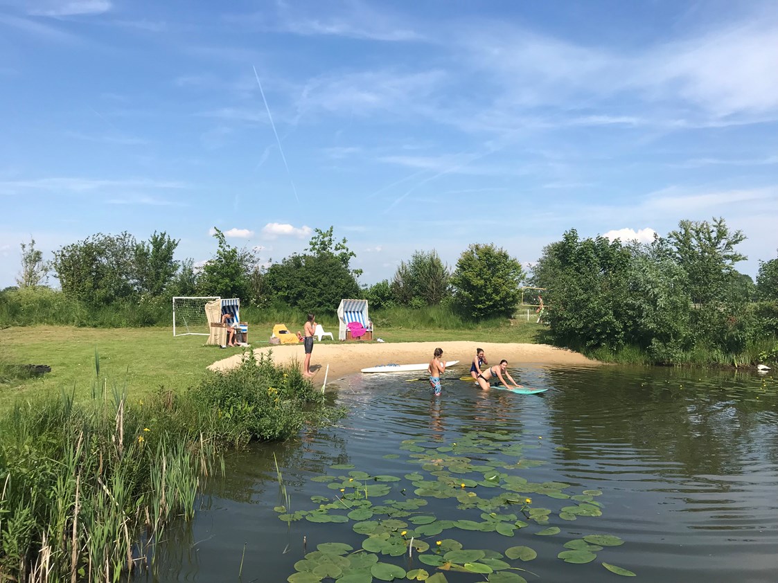 Ferien Bauernhof: Im Schwimmteich baden -  Warfthof Wollatz