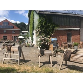 Ferien Bauernhof: Holzpferde und Sitzplätze - Warfthof Wollatz - Nordseeurlaub mit Feinsinn