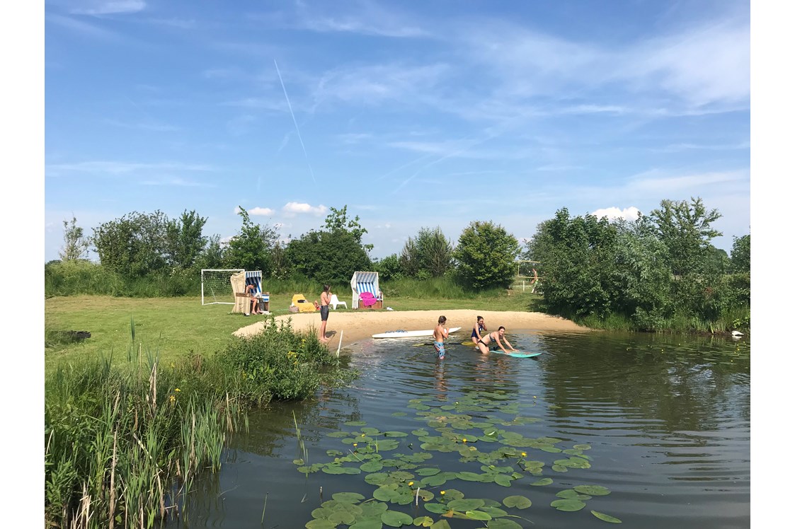 Ferien Bauernhof: Im Schwimmteich baden - Warfthof Wollatz - Nordseeurlaub mit Feinsinn