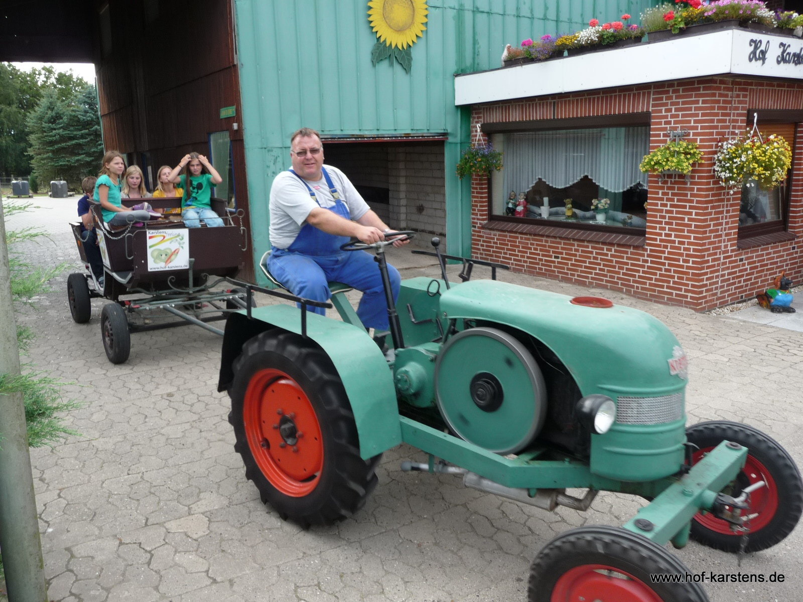 Ferien Bauernhof: Bauer Hotte mit Oldtimertrecker und Kutsche - Ferienhof Karstens - Nordsee Schleswig- Holstein Dithmarschen nähe Büsum
