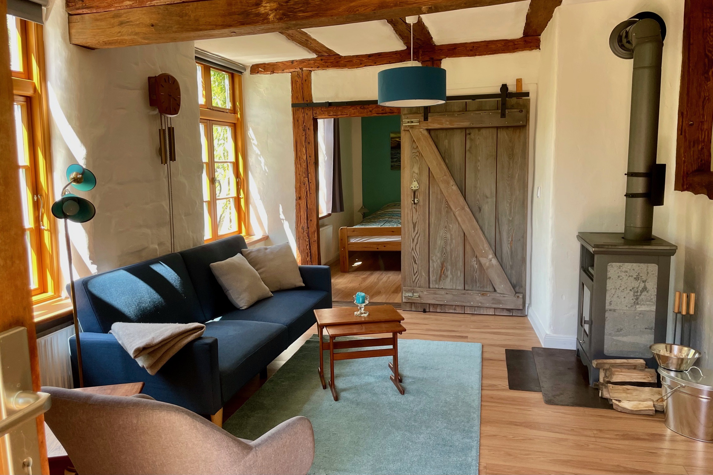 Ferien Bauernhof: Große Stube - Wohnzimmer mit Kaminofen - Ferienhof Rauchhaus - Chambre