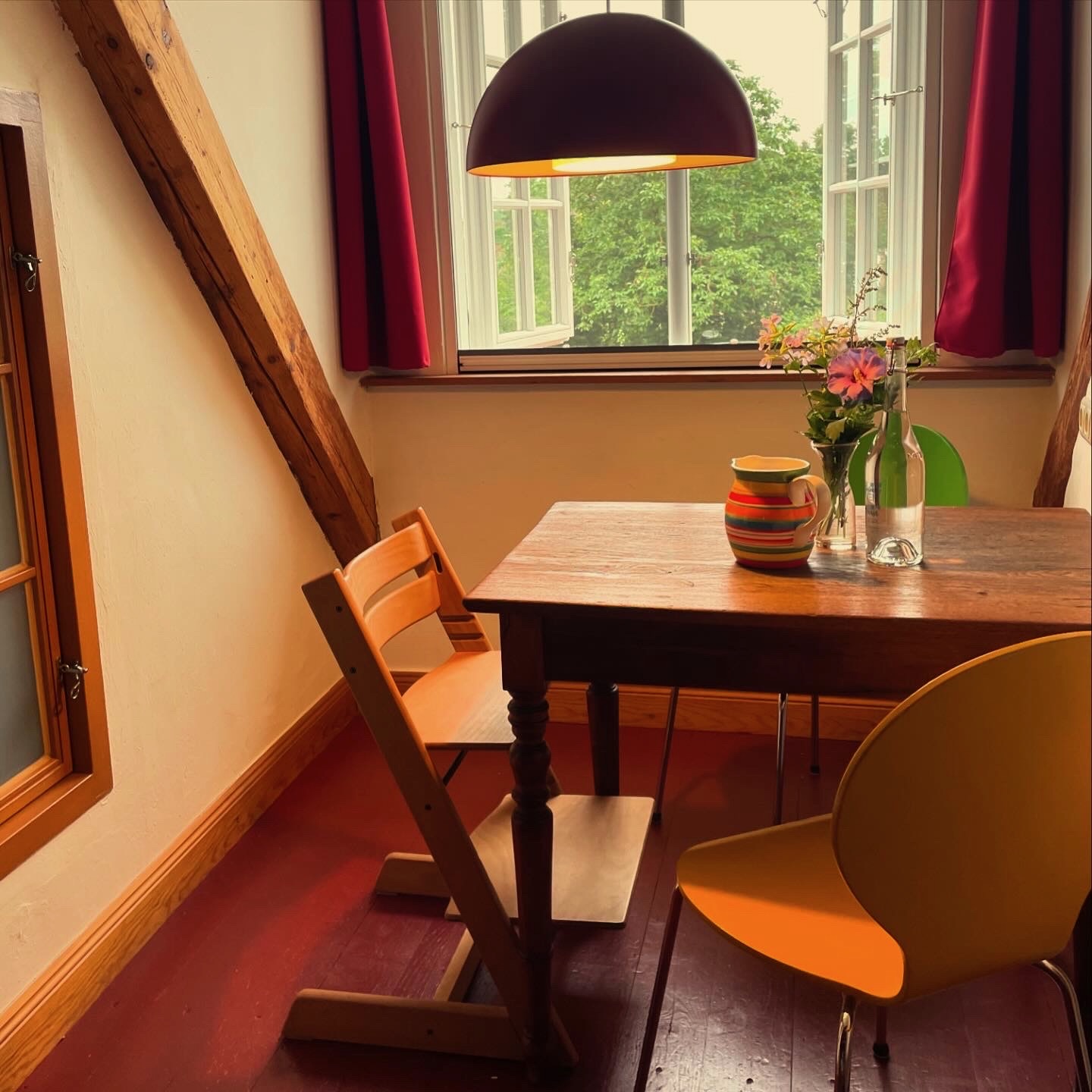 Ferien Bauernhof: Bunte Stube - Essplatz. Optional mit Kinderstuhl - Ferienhof Rauchhaus - Chambre