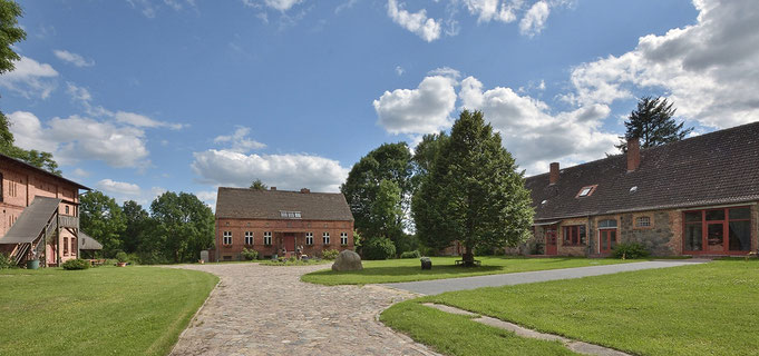 Urlaub auf dem Bauernhof - Pools / Schwimmen: Badesee - Brandenburg - Der Hof Luisenau, der in der 2. Hälfte des 19. Jahrhunderts als Vorwerk des gräflichen Gutes der Grafen von Saldern und Ahlimb erbaut wurde, besitzt eine Hoffläche von 12.000 m². Hinzu kommen weitere 20 ha große Weideflächen, die ökologisch bewirtschaftet werden, sowie ein Mischwald auf 5 ha Fläche.

Vom Ferienhof Luisenau aus lässt sich eine alte Kulturlandschaft entdecken, die charakteristischen Ackerstädte Joachimsthal, Templin und Angermünde, die zahlreichen, oft sorgsam renovierten Straßendörfer, deren Kirchen zum großen Teil noch aus dem Hochmittelalter stammen, die traditionellen Bauernhäuser und zahlreichen Herrensitze mit ihren Ställen und Scheunen.



Berlin lässt sich von hier aus bequem erreichen und ist nur eine Autostunde vom Ferienhof Luisenau entfernt .Dennoch hat man das Gefühl, dass in Luisenau sich eine andere Welt eröffnet, die einen eng mit den Rhythmen der Natur und ihren Jahreszeiten verbindet.
 - Ferienhof Luisenau