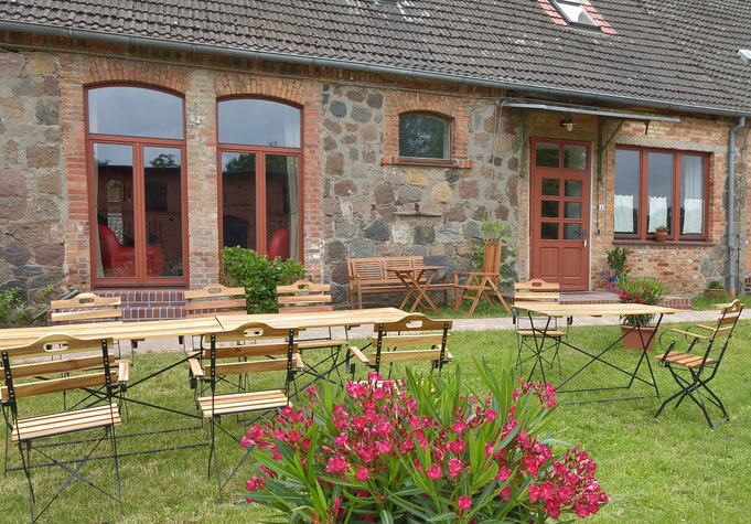 Ferien Bauernhof: Außenanlage der Ferienwohnung Bibliothek auf dem Ferienhof Lusienau.  - Ferienhof Luisenau