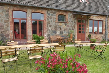 Ferien Bauernhof: Außenanlage der Ferienwohnung Bibliothek auf dem Ferienhof Lusienau.  - Ferienhof Luisenau