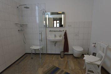 Ferien Bauernhof: Ferienwohnung Seeweide auf dem Hof Luisenau bietet ein modernes Bad mit Dusche und WC. - Ferienhof Luisenau