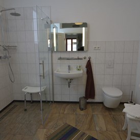 Ferien Bauernhof: Ferienwohnung Seeweide auf dem Hof Luisenau bietet ein modernes Bad mit Dusche und WC. - Ferienhof Luisenau