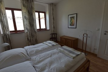 Ferien Bauernhof: Ferienwohnung Seeweide auf dem Hof Luisenau

Schlafzimmer (Doppelbettzimmer) - Ferienhof Luisenau