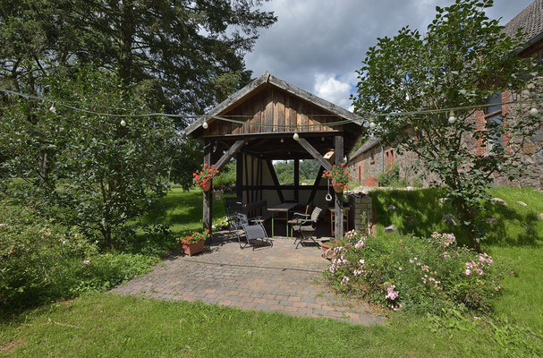 Ferien Bauernhof: Ferienwohnung Seeweide auf dem Hof Luisenau


Die großzügigen Gartenflächen mit dem Gartenhaus, seinen Sitzecken und seiner Feuerstelle schaffen vielfältige Orte für geselliges Zusammensein sowie für Essen & Trinken in kleinen Runden inmitten einer einmaligen Natur. Hier im Garten der Ferienwohnung Seeweide ist die Sonne fast den ganzen Tag zu Hause, vom Vormittag bis in den späten Abend.
 - Ferienhof Luisenau