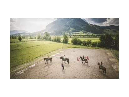 nyaralás a farmon - Kitzbüheler Alpen - Familotel Landgut Furtherwirt Reiten nach der Babypause
