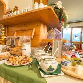 Ferien Bauernhof: Großes Frühstücksbuffet mit Produkten aus der Region und Müsliecke - Reiterhof Seiterhof