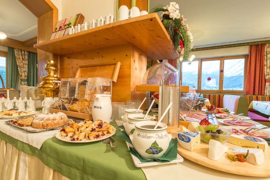 Ferien Bauernhof: Großes Frühstücksbuffet mit Produkten aus der Region und Müsliecke - Reiterhof Seiterhof