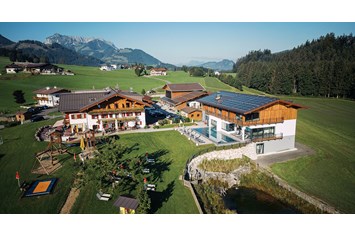 Ferien Bauernhof: Ansicht Haupthaus mit Hofbadl, Schwimmteich und Ställe - Feriengut Unterhochstätt