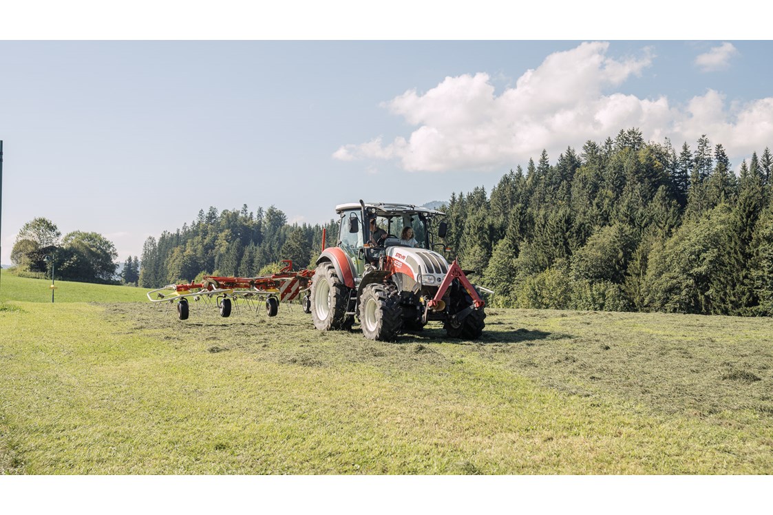 Ferien Bauernhof: Traktorfahren - Feriengut Unterhochstätt