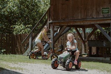 Ferien Bauernhof: Kinderspielplatz- draußen spielen, barfuß laufen, die Welt endecken - Gogerer Hof