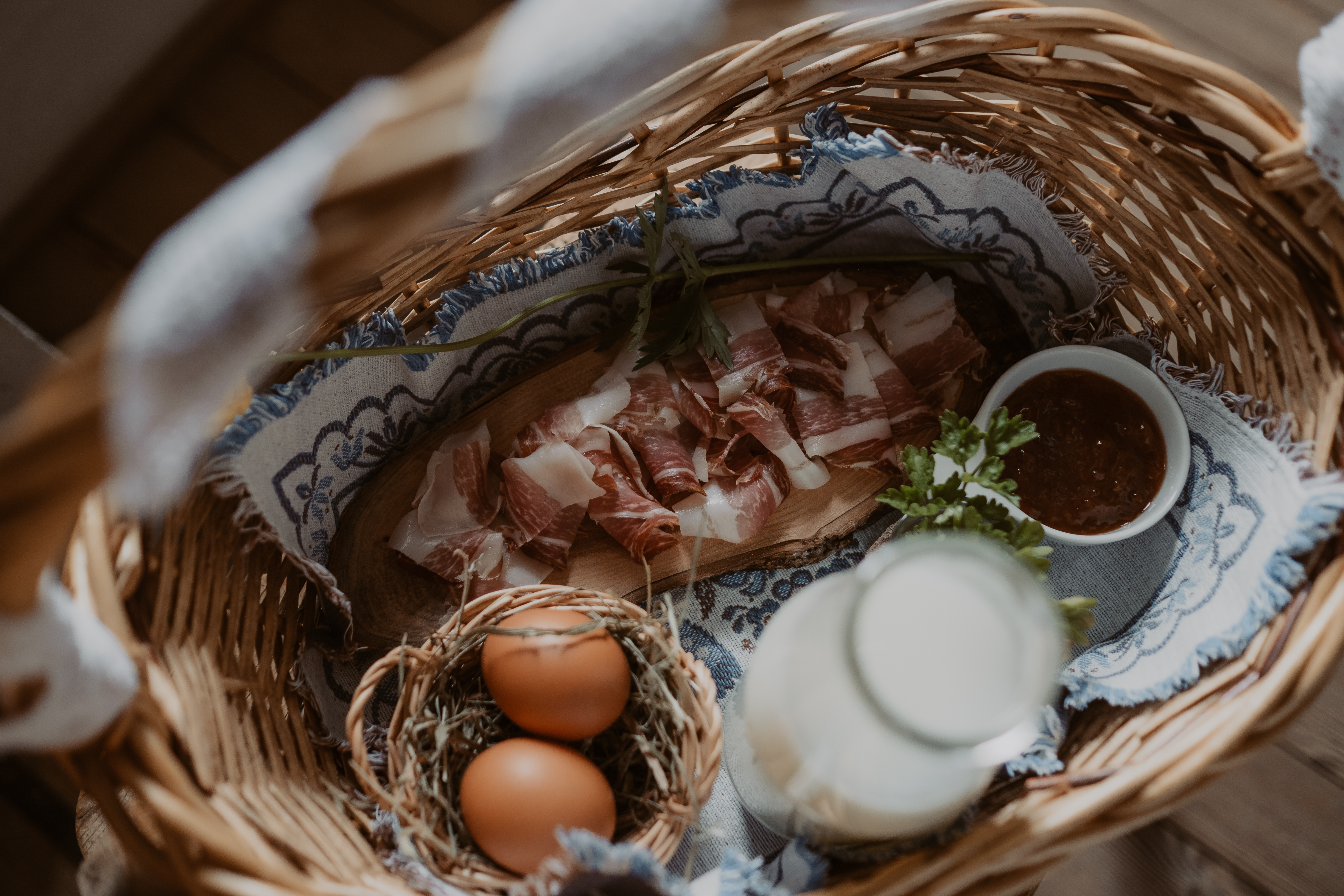 Ferien Bauernhof: alle hofeigenen Produkte im Frühstückskorb - Gogerer Hof