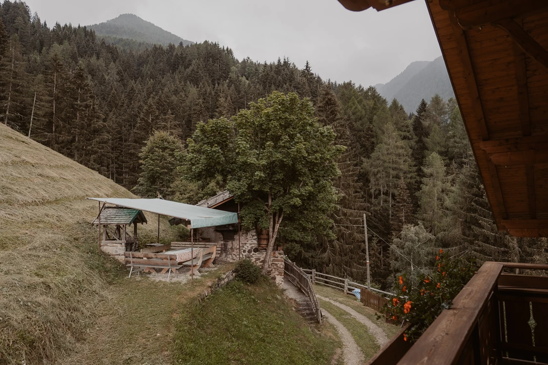 Ferien Bauernhof: Balkon der Ferienwohnung Maria mit Blick auf den Grill und den antiken Backofen - Gogerer Hof