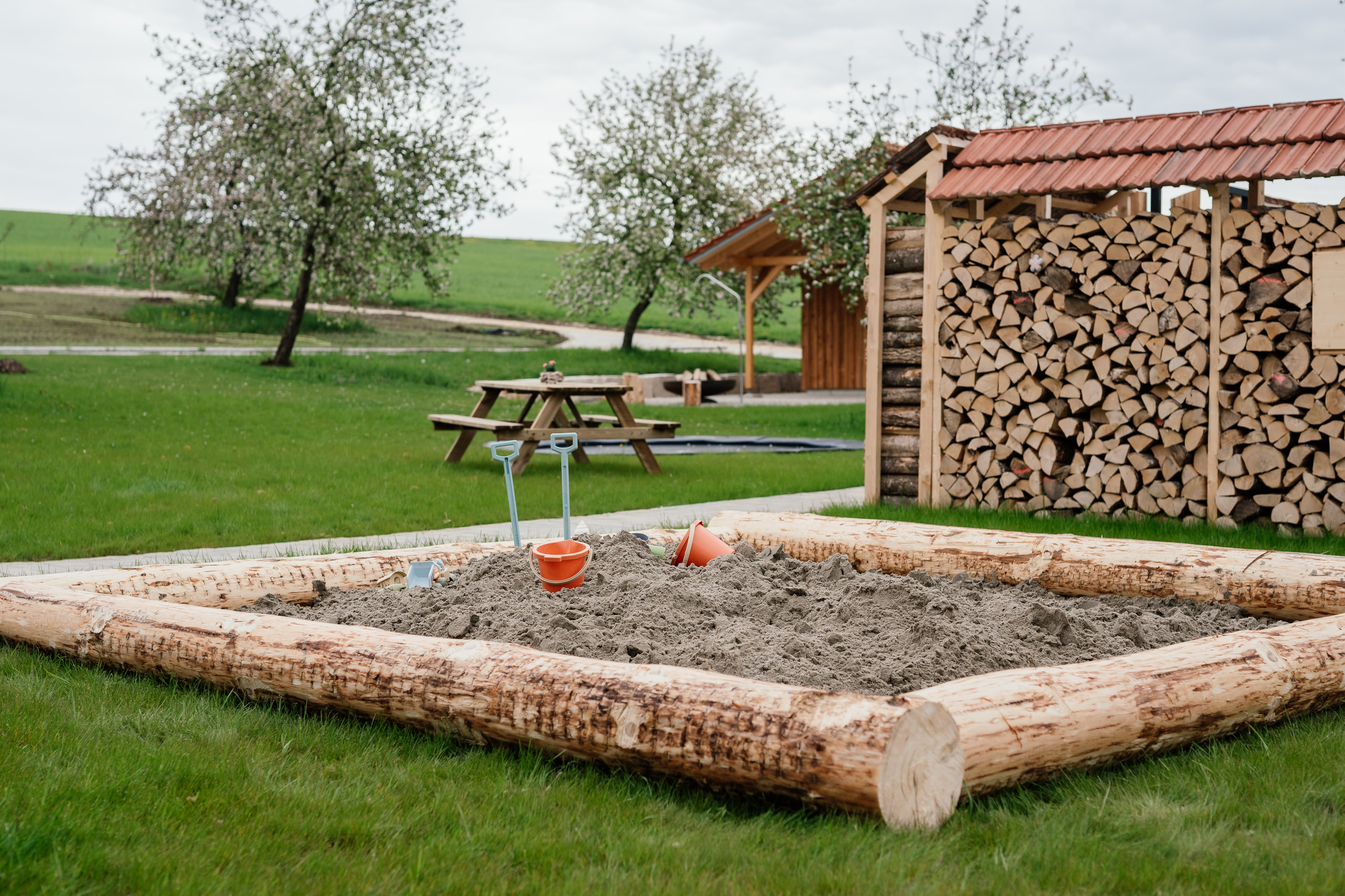 odmor na imanju - erreichbar mit: Auto - Sandkasten und Picknickbänke - Raschbrunnenhof - Ökolandbau & Erholung