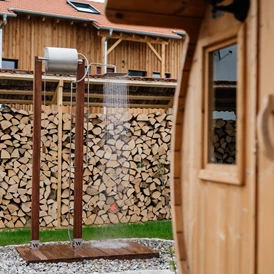Ferien Bauernhof: Saunabereich mit Regendusche und Kübel - Raschbrunnenhof - Ökolandbau & Erholung