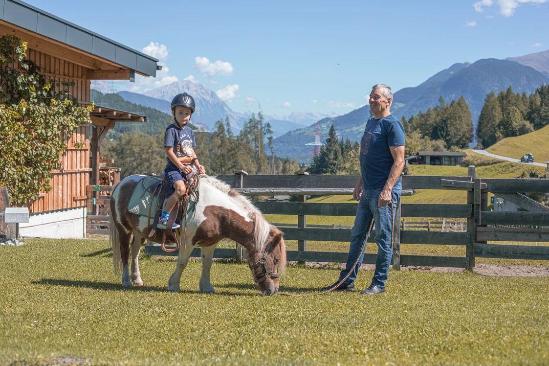Ferien Bauernhof: Pony reiten - Kinderbauernhof Albeineler Pitztal Tirol