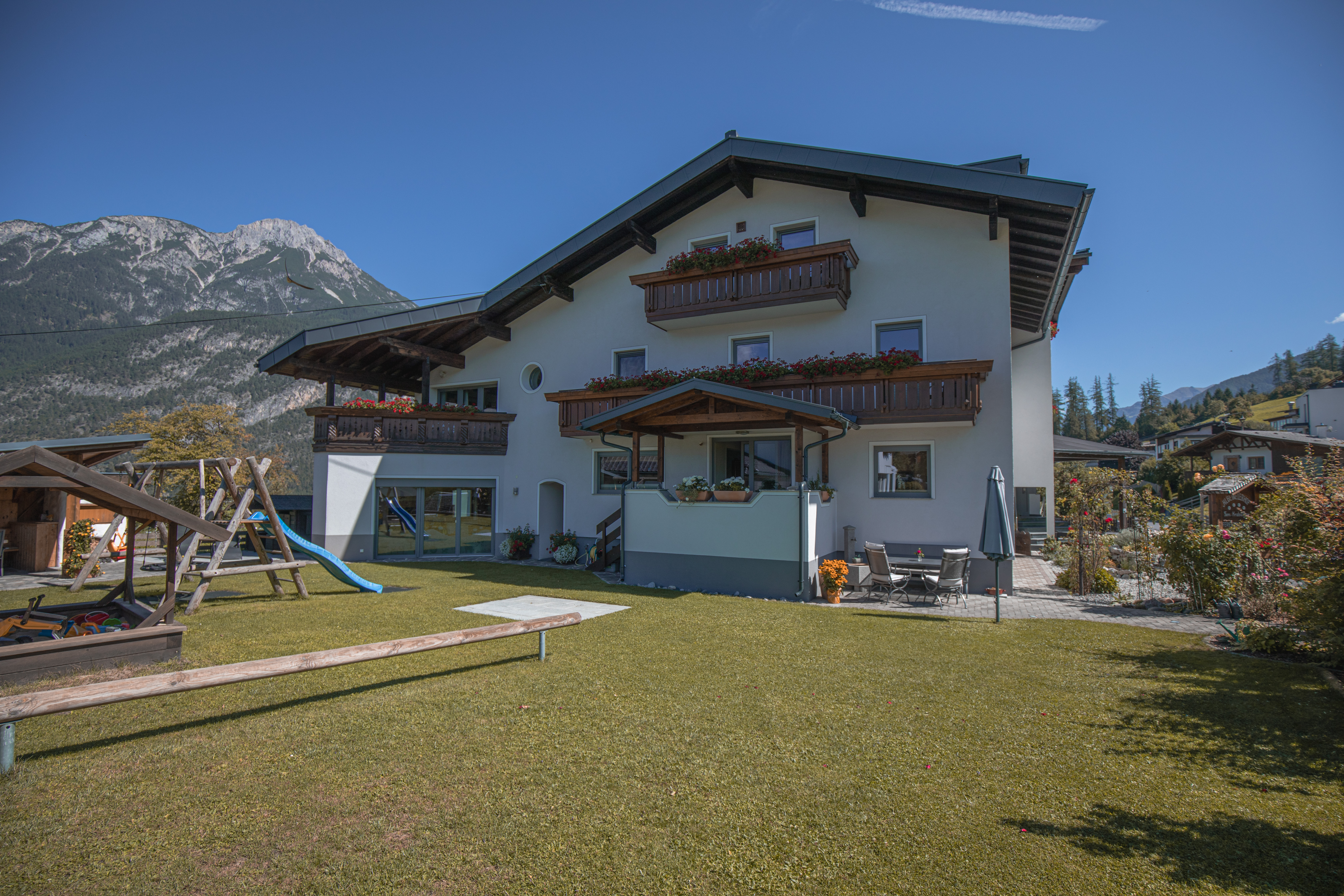 Urlaub auf dem Bauernhof - Mithilfe beim: Tiere füttern - Tirol - Kinderbauernhof Albeineler Pitztal Tirol