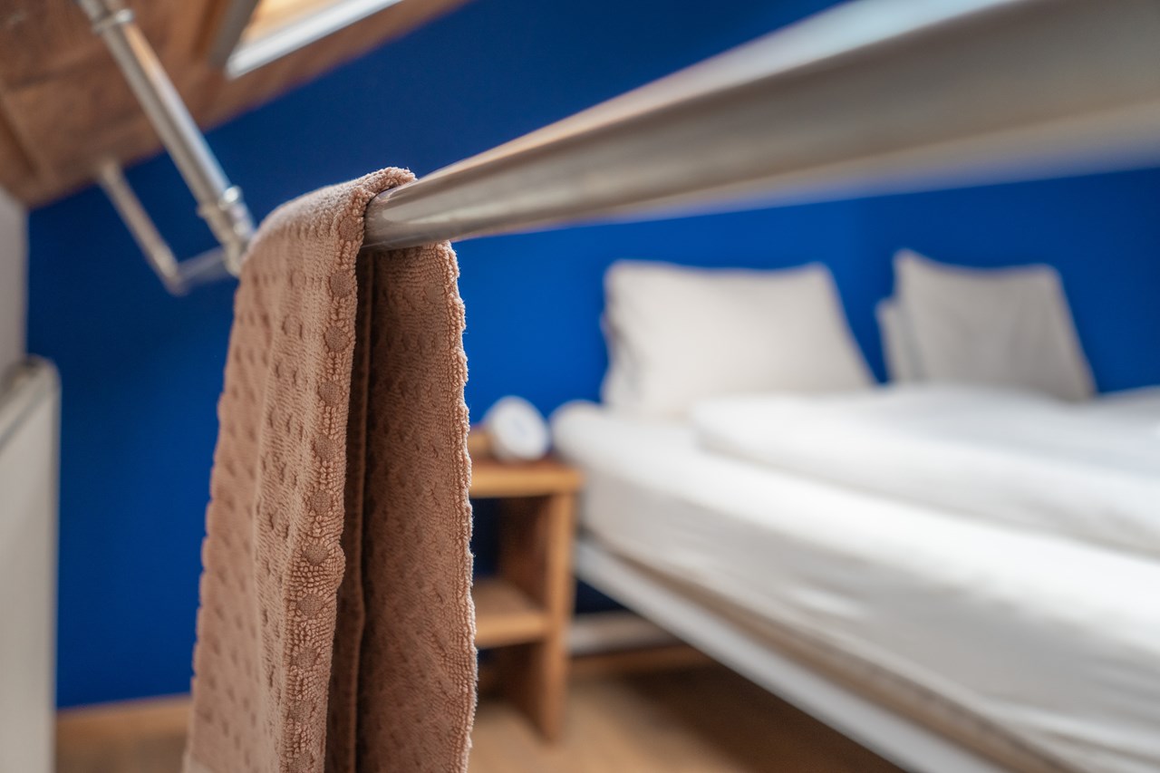 Berghof Montpelon Predstavitev prostorov Naše sobe v 2. nadstropju s skupno kopalnico