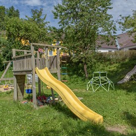 Ferien Bauernhof: Spielplatz vorm Haus
 - Hochgattern