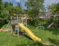 Ferien Bauernhof: Spielplatz vorm Haus
 - Hochgattern