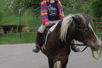 Ferien Bauernhof: Pony Susi mit Iris - Hochgattern