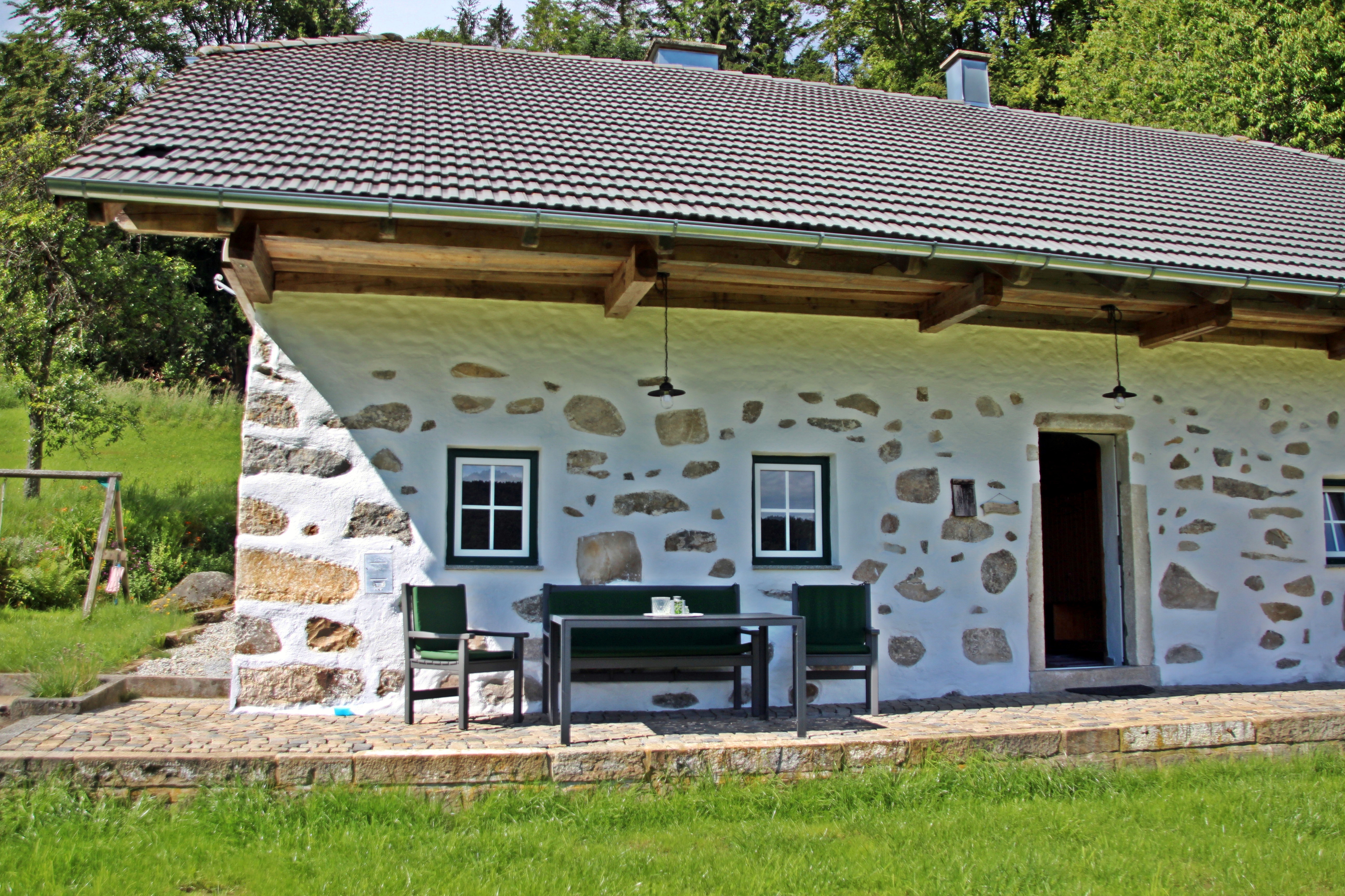 Ferien Bauernhof: Terrasse Ferienhaus am Waldrand - Hochgattern
