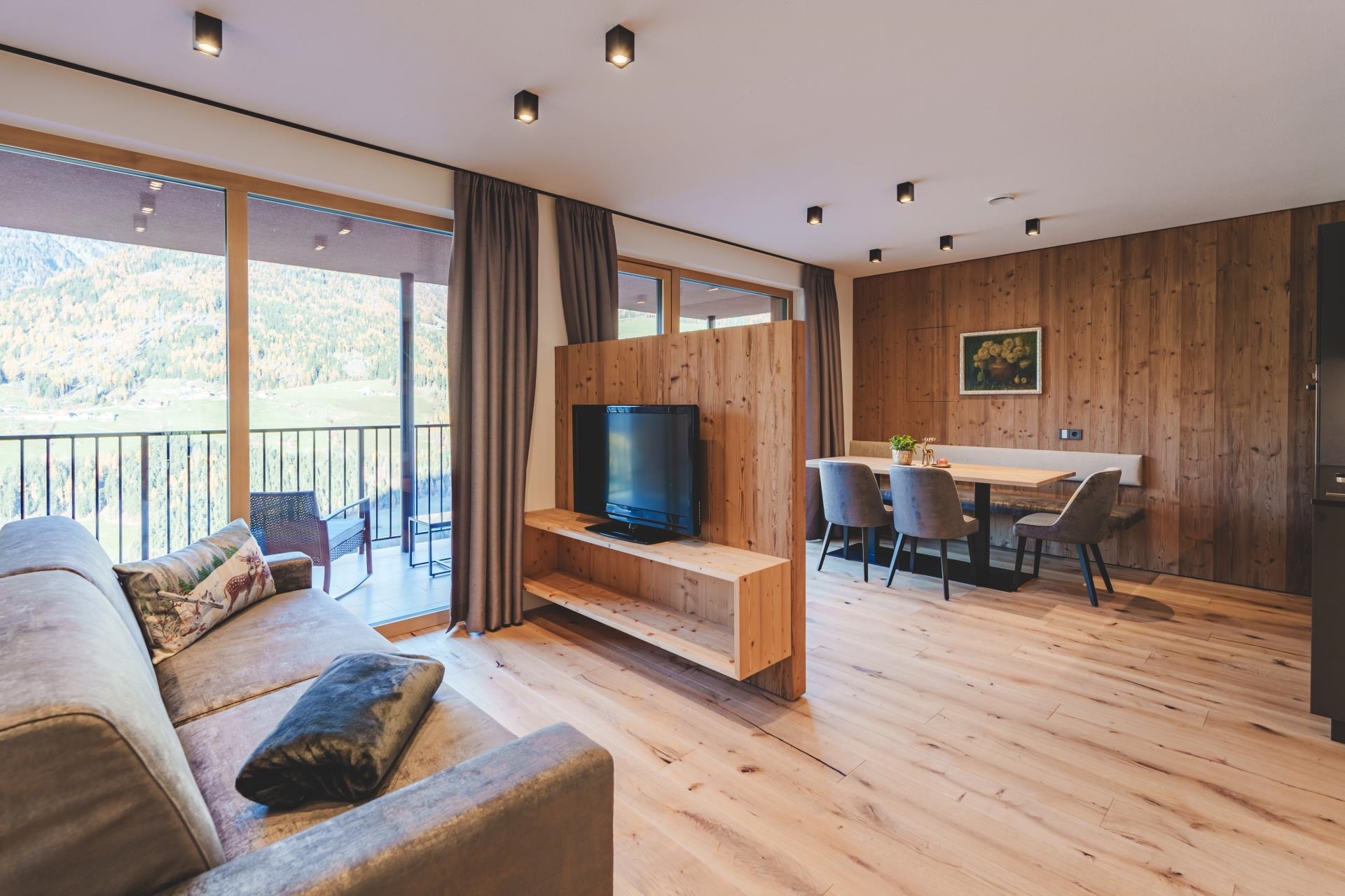 Lahnerhof Chalets Vorstellung der Zimmer Chalet für bis zu 4 Personen mit Panoramabalkon 
