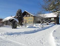 Ferien Bauernhof: Spuren im Schnee zum aicherbauer - Baby- und Kinderhof Aicherbauer