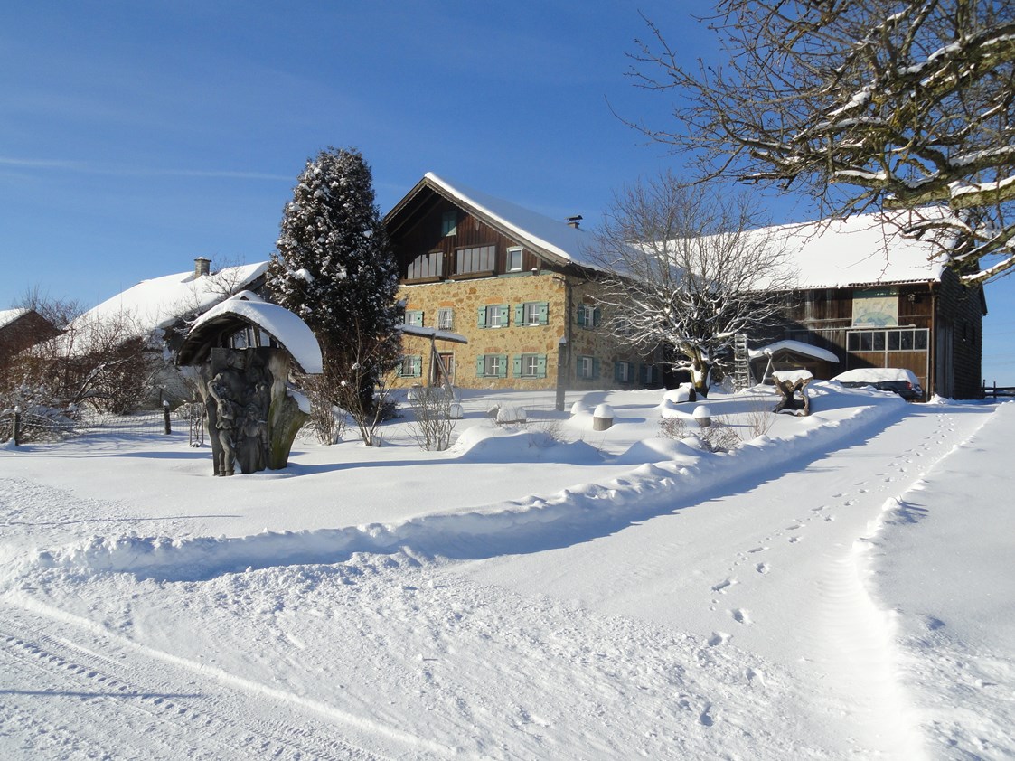 Ferien Bauernhof: Spuren im Schnee zum aicherbauer - Baby- und Kinderhof Aicherbauer