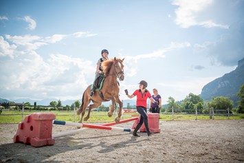 Ferien Bauernhof: Wir bieten Reitkurse für kleine und große Reiter, für Anänger und Fortgeschrittene - und der "kleine Maxi" freut sich auf das "Pony-Taxi" - Familotel Landgut Furtherwirt