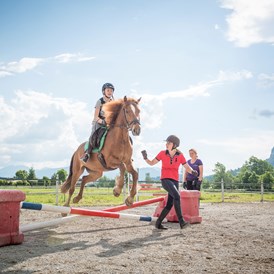 Ferien Bauernhof: Wir bieten Reitkurse für kleine und große Reiter, für Anänger und Fortgeschrittene - und der "kleine Maxi" freut sich auf das "Pony-Taxi" - Familotel Landgut Furtherwirt