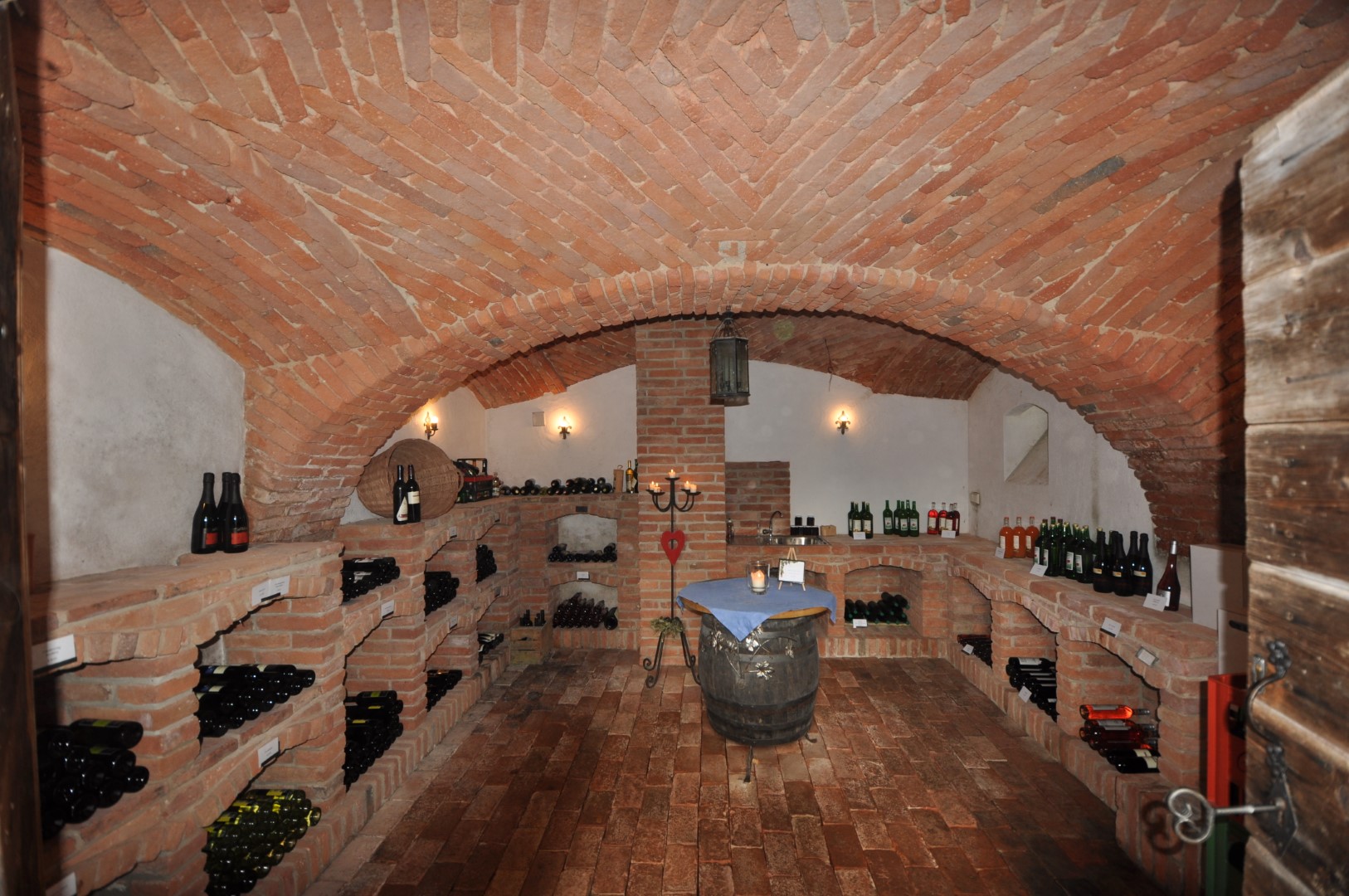 Ferien Bauernhof: Gäste-Weinkeller, Säfte und Wein aus der Region. Jeder Gast hat einen Kellerschlüssel - Altes Gehöft am Lormanberg - Zimmer