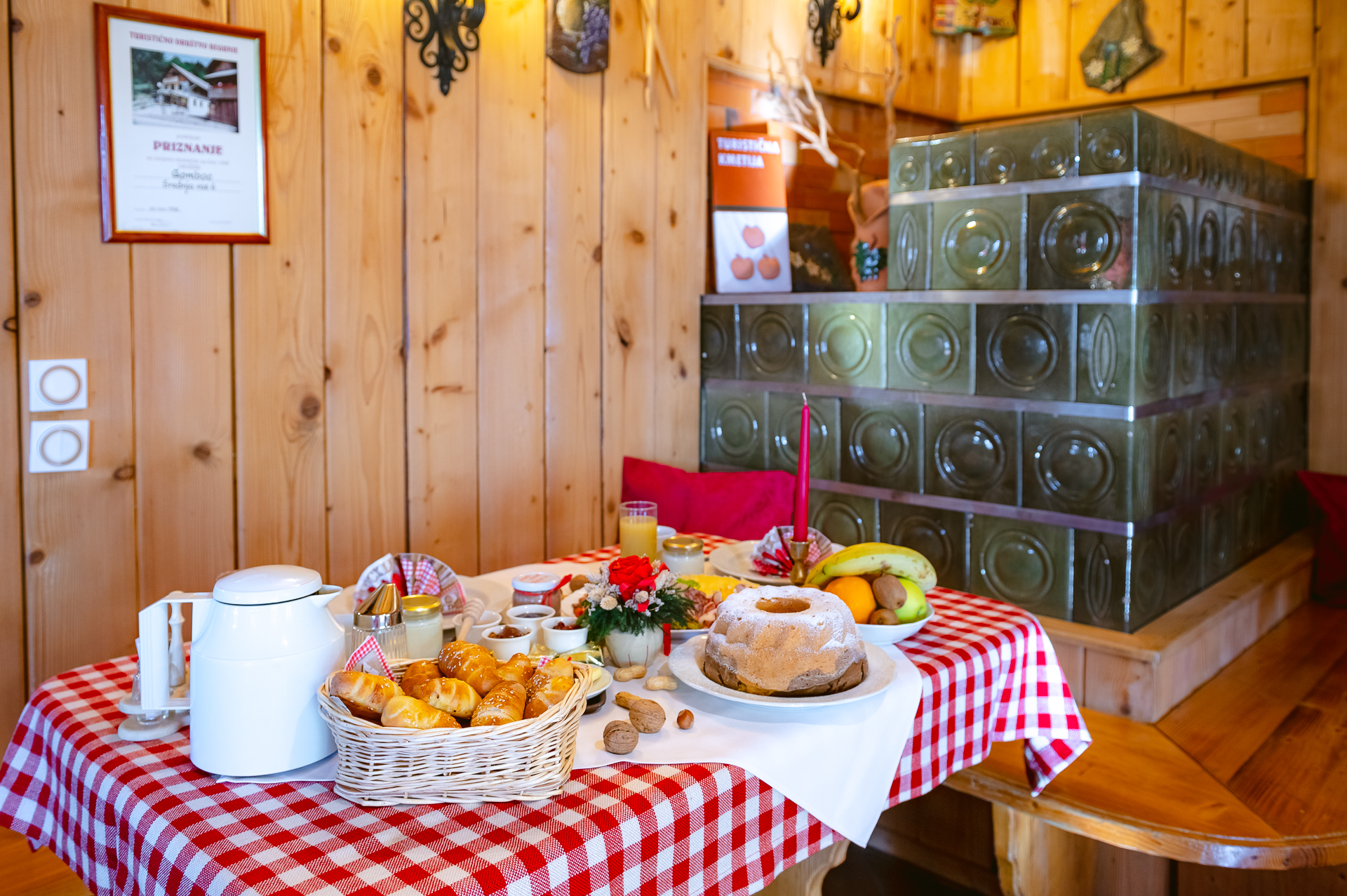 odmor na imanju - Mithilfe beim: Tiere füttern - Hausgemachter Genuss in unserem Hofrestaurant - Slowenisches Traditionelles Gästehaus in Trlej