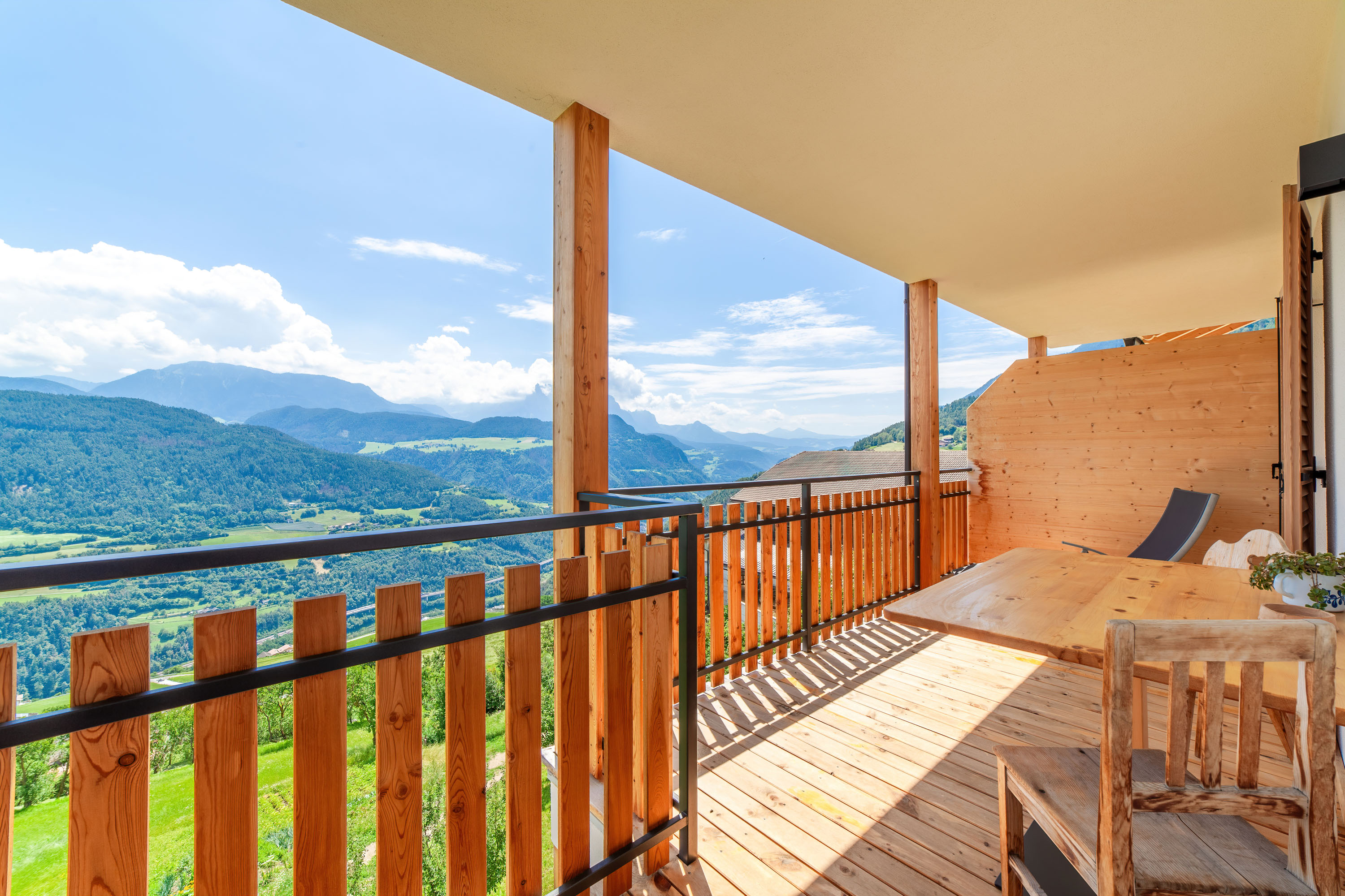 Ferien Bauernhof: Aussicht auf dem überdachten Balkon in den Wohnungen - Huberhof