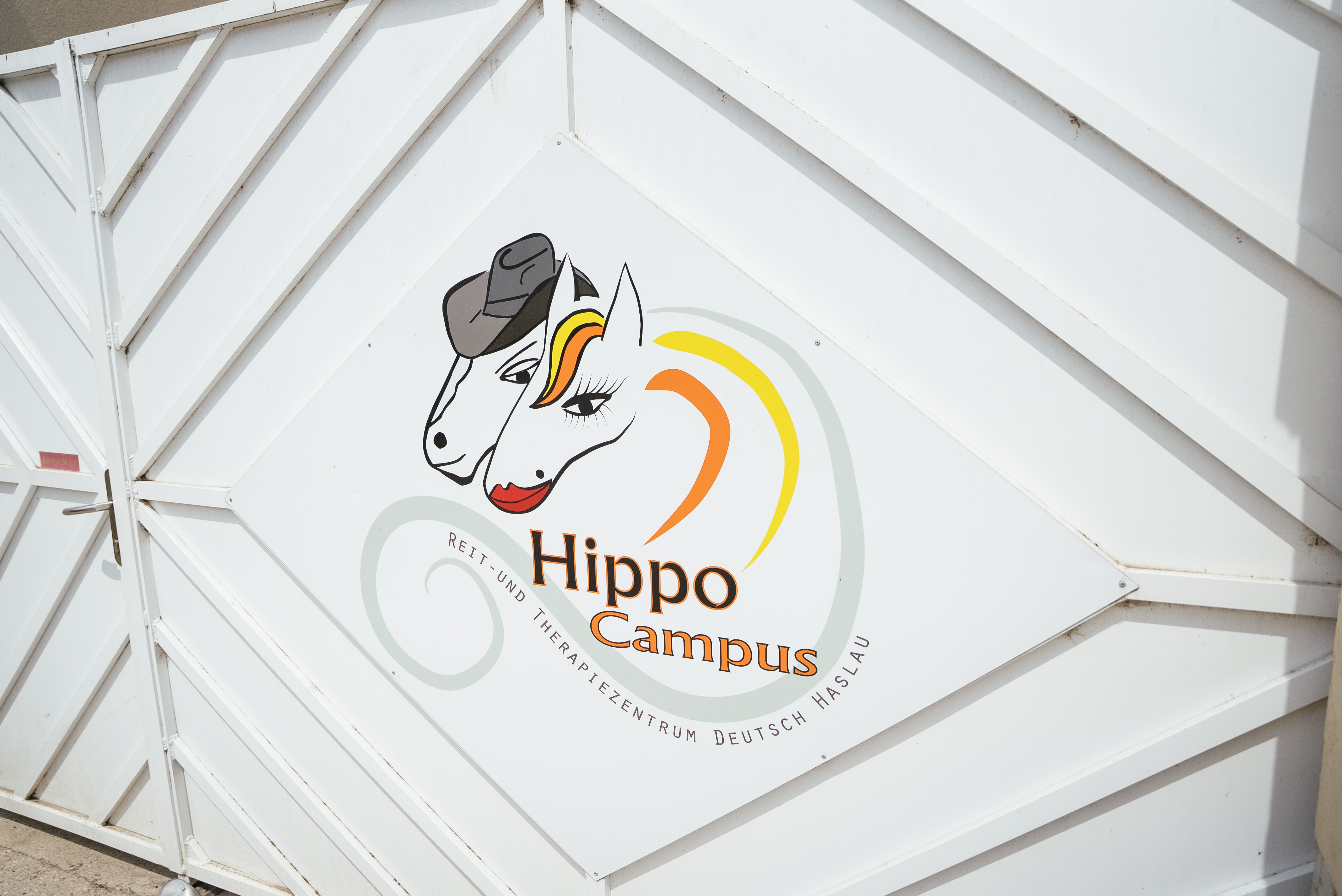 vacances à la ferme - Tagesausflug möglich - Donauraum - Eingang - Hippo-Campus Reit- und Therapiezentrum